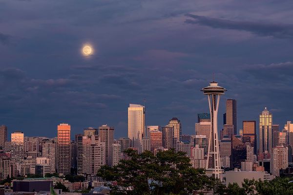 Jones, Adam 아티스트의 Seattle skyline and super moon at dusk-Seattle-Washington State작품입니다.